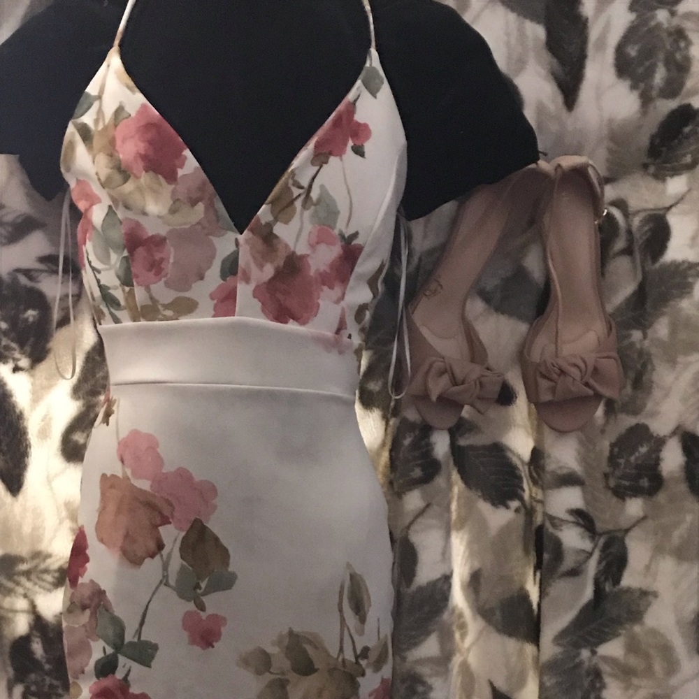 Sexy back out floral print body fitting dress